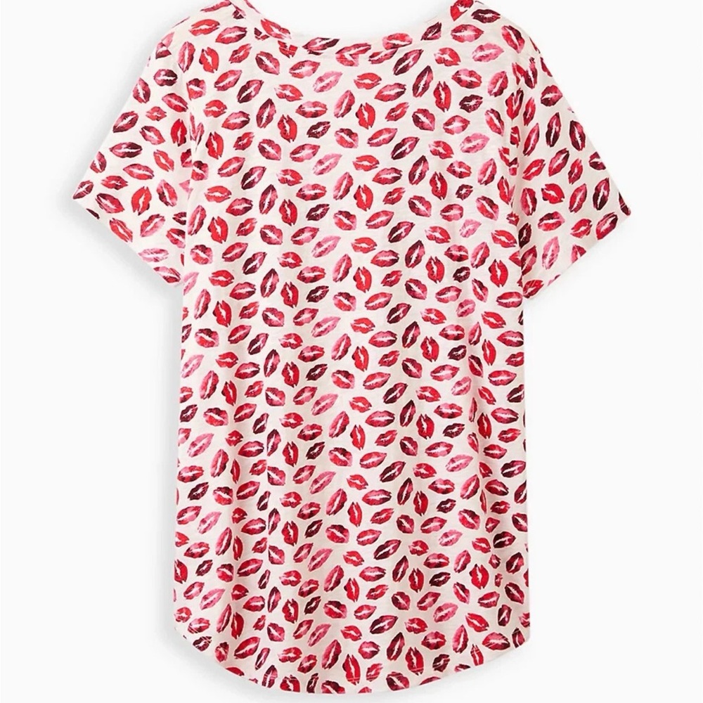 EUC Torrid White V Neck Red Kisses Lips Slub T Shirt Size 4 26 4X - Picture 2 of 7